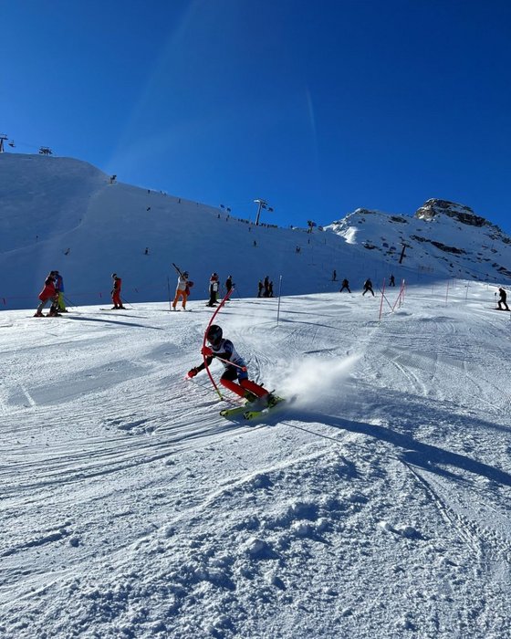 Rennläuferin im Riesentorlauf auf einer Piste in Tirol